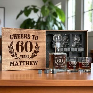 Regalo para 60 años, sesenta cumpleaños, decantador de whisky, vasos personalizados, vaso grabado personalizado, vaso de whisky de 1965, caja de regalo para 60.º cumpleaños