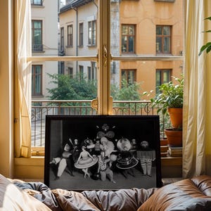 Könnte beinhalten: Ein gerahmtes Schwarz-Weiß-Kunstwerk, das eine skurrile Szene mit kostümierten Figuren darstellt. Das Kunstwerk wird auf einer Fensterbank mit Kissen ausgestellt, mit Blick auf Gebäude und Pflanzen.