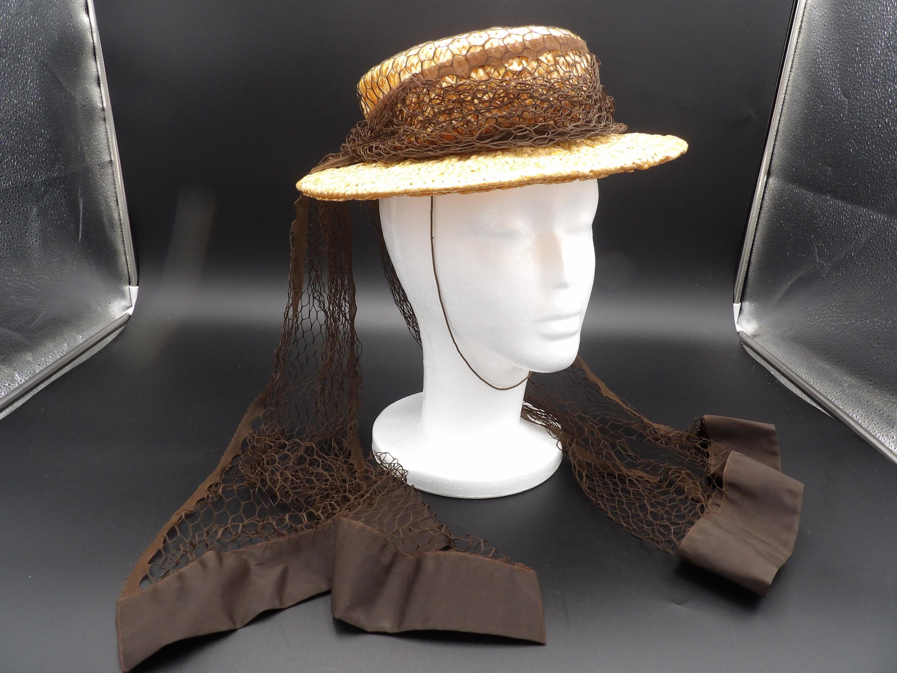 BREATHTAKING 1930s\' GREEN STRAW TILT HAT - TWO-TONE FEATHER \