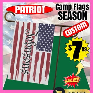 Könnte beinhalten: Eine rechteckige Gartenflagge mit einem abgenutzten amerikanischen Flaggendesign und dem vertikal in schwarzer Schreibschrift geschriebenen Text Johnsons. Die Flagge ist auf einem Metallständer vor einer großen amerikanischen Flagge platziert.