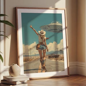 ブロンドのカウガールヒッチハイカーUFOウォールアート、SFレトロインテリア、トリッピーウォールアート、トレンディなレトロフューチャリスティックポスター、砂漠のエイリアン誘拐プリント