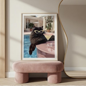 Unbothered Black Cat in the Pool Cyfrowy wydruk ścienny, dekoracja wózka baru koktajlowego, zabawny plakat z kotem, prezent dla miłośnika kotów, modna sztuka dopaminy z lat 90.