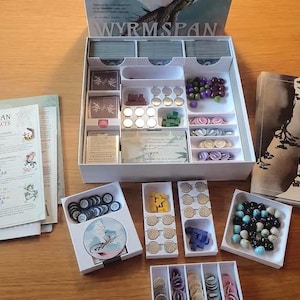 Wyrmspan Organizer – Inserto per Carte Premium Sleeved – Compatibile con Tutti i Componenti