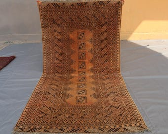 Alfombra antigua de terracota Tekke: diseño tribal turcomano de la década de 1940