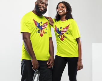 Camiseta deportiva unisex con águila americana patriótica con texto de EE. UU. y estrellas.