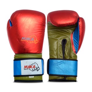 Puede incluir: Par de guantes de boxeo rojos y verde oliva con detalles azules. Los guantes tienen el logo "MUKKA Sports" y un gráfico de puño. Las correas de muñeca son azules y los guantes están etiquetados "14-OZ".
