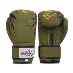 Puede incluir: Guantes de boxeo verde oliva con detalles en negro y dorado. Los guantes presentan un diseño estilizado y el texto "MUKKA Sports" con un puño. Los guantes están etiquetados como "14oz".