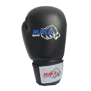 Puede incluir: Guante de boxeo negro con el texto "MUKKA Sports" y un gráfico de puño en blanco y azul. El guante está hecho de un material liso y tiene una correa para la muñeca con el mismo logotipo. Un artículo deportivo.