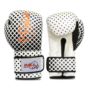 Puede incluir: Par de guantes de boxeo blancos y negros con un patrón de diamantes. Los guantes tienen la marca "MUKKA Sports" y un logotipo en la correa de la muñeca. Los guantes tienen un logotipo negro y naranja en la parte superior.