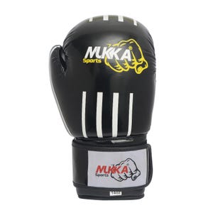 Puede incluir: Guante de boxeo negro con rayas blancas y el texto "NUKKA Sports" en amarillo y blanco. El guante tiene una correa para la muñeca con el mismo logotipo y el texto "14oz".
