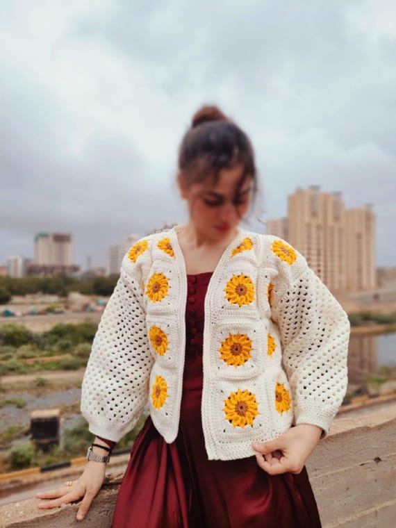 SUNFLOWER イエロー ジッパーカーディガン Handmade Crochet Sunflower Cardigan: Boho Granny Square Wool