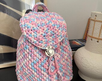 Mochila de crochet hecha a mano: bolso bohemio de hilo de camiseta en tonos pastel