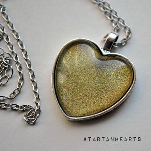 Collar con colgante de corazón con purpurina holográfica: negro