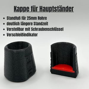 Könnte beinhalten: Schwarzer 3D-gedruckter Ständerfuß für einen Hauptständer. Der Text im Bild besagt, dass er für 25-mm-Rohre geeignet ist, eine längere Standzeit hat, mit einem Schraubenschlüssel einstellbar ist und eine Verschleißanzeige hat. Ein Teil ist ganz, das andere ist halbiert, um das rote Innere zu zeigen.