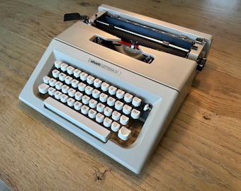 オリベッティ LETTERA 25 タイプライター（キャリングケース付き）広告