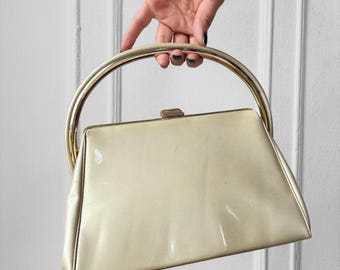 Torebka pudełkowa z lat 50., kremowy winyl, piękny uchwyt z metalowymi okuciami, styl Mad Men z połowy XX wieku