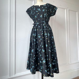 50s Vintage Floral Cotton Day Dress Full Skirt 32” Waist Metal Zipper Sundress  Circle Skirt size Large Matching Belt