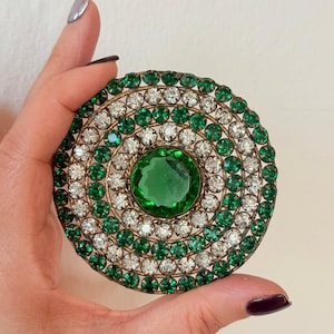 Broche gigante Art Déco de los años 30 con engaste de garras, cristal verde, diamantes de imitación, cristal y medallón de latón de 7,6 cm (3 pulgadas)