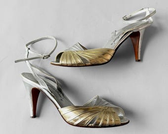 Zapatos de tacón estilo disco vintage de los años 70 de Garolini, de piel, con punta abierta, en dos tonos metálicos plateados y dorados.