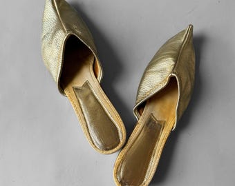 Pantuflas de genio de cuero dorado de los años 60, zapatos de elfo vintage, 6.5, suela sintética, sandalias de cuña.