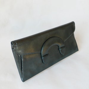 GEOFFREY BEENE - Clutch estilo sobre de los 80 en piel sintética vegana con textura en gris metalizado, bolso baguette estilo años 80 en piel de serpiente sintética