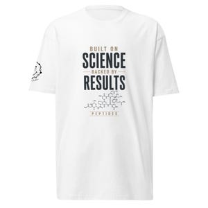 Peut inclure: Un t-shirt blanc à manches courtes avec le texte BUILT ON SCIENCE BACKED BY RESULTS en noir et beige, un diagramme de structure chimique et le mot PEPTIDES en dessous. Un petit graphique circulaire est imprimé sur la manche droite.