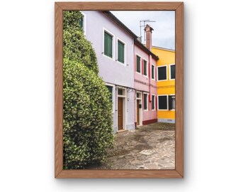 Burano Italien Fotoabzug – Farbenfrohe Straßenszene in Venedig (Digitaler Download)