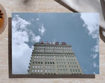 Filminspirierter ALICO Gebäude-Druck – Waco Texas Wall Art – Vintage Architekturfotografie