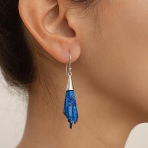 天然カイヤナイトのイヤリング、925スターリングシルバーのイヤリング、ダングル＆ドロップイヤリング、ラフイヤリング、ハンドメイドジュエリー、ステートメントイヤリング、彼女へのギフト