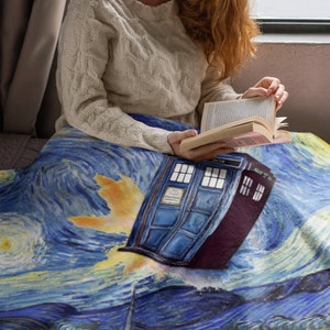 Coperta Doctor Who TARDIS - Coperta da lancio ispirata alla notte stellata di Van Gogh - Home Decor - Whovians Fandom Gift - Serie TV della BBC