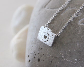 Camera Necklace in Gold / Silver. Photography. Collarbone Necklace. Fun Jewelry. Modern Jewelry. Gift for Photographer (PNL-214)