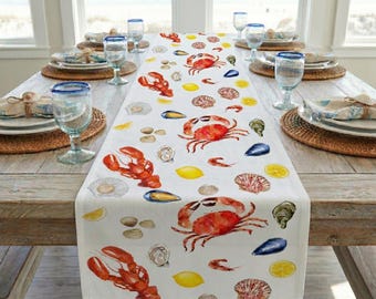 Caminho de mesa com estampa de frutos do mar em aquarela, lagosta, caranguejo, ostra, vieira e limão. Ideal para decoração náutica de mesa, cozinha de casa de praia ou jantar com tema costeiro.