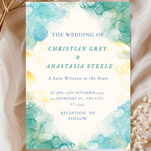 Op de afbeelding: Trouwkaart met een aquarelontwerp in tinten van teal, blauw en goud. De tekst luidt "The Wedding of Christian Grey & Anastasia Steele" met evenementdetails. De uitnodiging staat tegen een neutrale achtergrond met bloemaccenten.