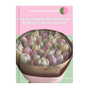 Puede incluir: Una portada de libro rosa y verde con el título "The Ultimate Recipes for Perfect Zefir Tulips" y el texto "Flower Piping Guide by Boucleure" y "Written by Victoria Fisk". La portada presenta un ramo de tulipanes zefir de color rosa pastel, amarillo y blanco.