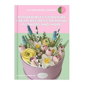 Może przedstawiać: Różowa i zielona okładka książki z tytułem "Bouqedibles Signature Cream Recipes for Piping Flowers and More" oraz tekstem "Flower Piping Guide by Bouqedibles" i "Written by Victoria Fisk". Okładka przedstawia zdjęcie bukietu pastelowych kwiatów z masy cukrowej w różowym pudełku.