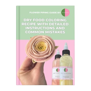 Op de afbeelding: Een boek getiteld "Flower Piping Guide" met de tekst "Dry Food Coloring Recipe with Detailed Instructions and Common Mistakes." Een hand houdt een lichtroze en gele bloem vast. Twee flessen eetbaar kleurstofpoeder staan op de voorgrond.
