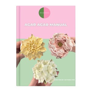Puede incluir: Un libro titulado "Agar Agar Manual" con una portada rosa y verde. La portada presenta un logotipo y tres arreglos florales comestibles en amarillo, rosa y blanco. También es visible el nombre del autor.