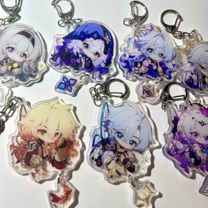 K&ouml;nnte beinhalten: Eine Sammlung von Anime-Acryl-Schl&uuml;sselanh&auml;ngern mit verschiedenen Charakteren. Jeder Schl&uuml;sselanh&auml;nger hat einen silberfarbenen Metallverschluss. Die Charaktere haben detaillierte Designs mit leuchtenden Farben, darunter Blau, Lila und Gold. Die Schl&uuml;sselanh&auml;nger sind transparent mit gl&auml;nzendem Finish.