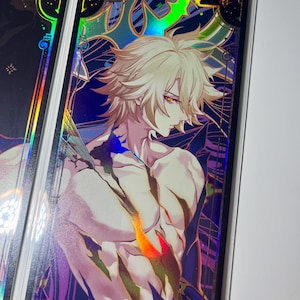 Könnte beinhalten: Ein holografischer Druck mit einem muskulösen, oberkörperfreien Anime-Charakter mit stacheligen blonden Haaren und roten Augen. Das Kunstwerk hat ein detailliertes, farbenfrohes Design mit dem Text "THE NAMELESS HERO" oben. Der Druck ist in einer transparenten Kunststoffhülle.