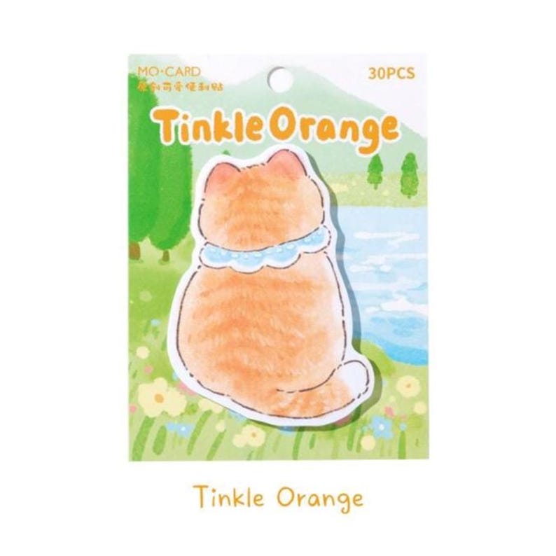 Puede incluir: Un paquete de 30 pegatinas con una ilustraci&oacute;n de un gato naranja con un collar azul, sobre un fondo de un campo verde y un lago. El texto "Tinkle Orange" se muestra en naranja. Estas pegatinas est&aacute;n dise&ntilde;adas para uso decorativo.