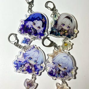 K&ouml;nnte beinhalten: Vier Schl&uuml;sselanh&auml;nger aus Acryl mit Anime-Charakteren mit detaillierten Designs. Jeder Schl&uuml;sselanh&auml;nger hat einen silberfarbenen Verschluss. Die Charaktere haben verschiedene Haarfarben, darunter Blau, Lila und Wei&szlig;, mit passenden Outfits und Accessoires.