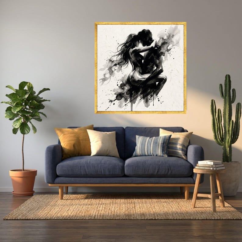 Pareja apasionada abrazando una obra de arte, lienzo estilo tinta negra, arte romántico para pared, decoración íntima con siluetas, ilustración moderna de amor. imagen 3