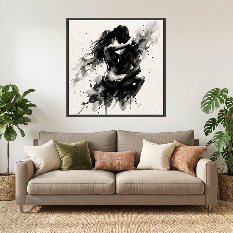 Pareja apasionada abrazando una obra de arte, lienzo estilo tinta negra, arte romántico para pared, decoración íntima con siluetas, ilustración moderna de amor. imagen 2