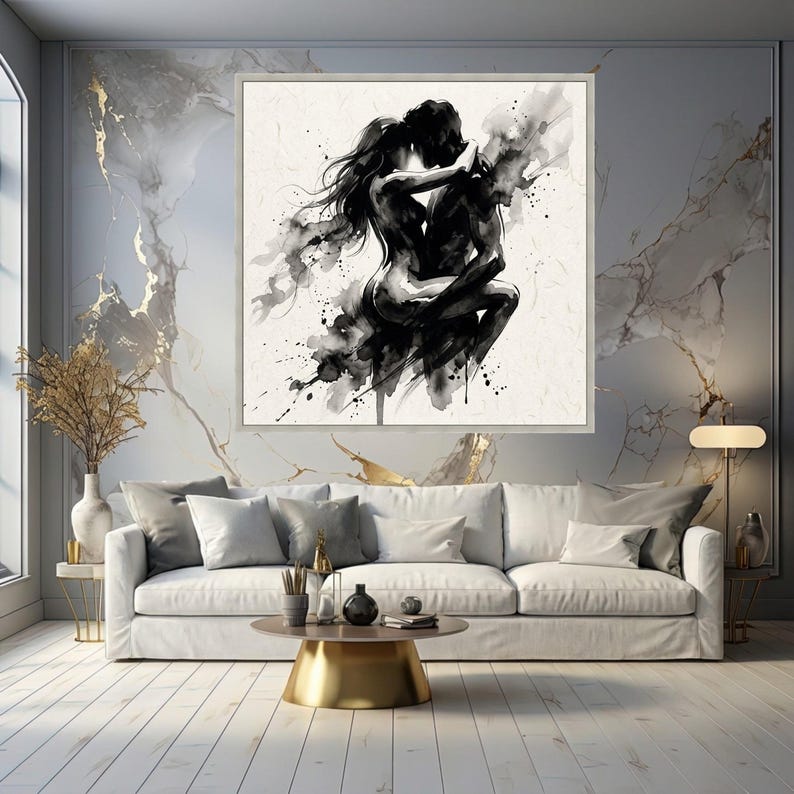 Pareja apasionada abrazando una obra de arte, lienzo estilo tinta negra, arte romántico para pared, decoración íntima con siluetas, ilustración moderna de amor. imagen 5
