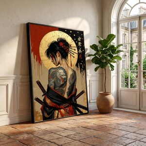 Puede incluir: Una impresión artística enmarcada que muestra a una persona con un gran tatuaje de dragón en la espalda, vistiendo un kimono negro y rojo, frente a un motivo de sol circular dorado. Dos katanas están cruzadas detrás, con texto japonés a la derecha.