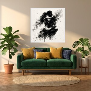 Pareja apasionada abrazando una obra de arte, lienzo estilo tinta negra, arte romántico para pared, decoración íntima con siluetas, ilustración moderna de amor. imagen 4