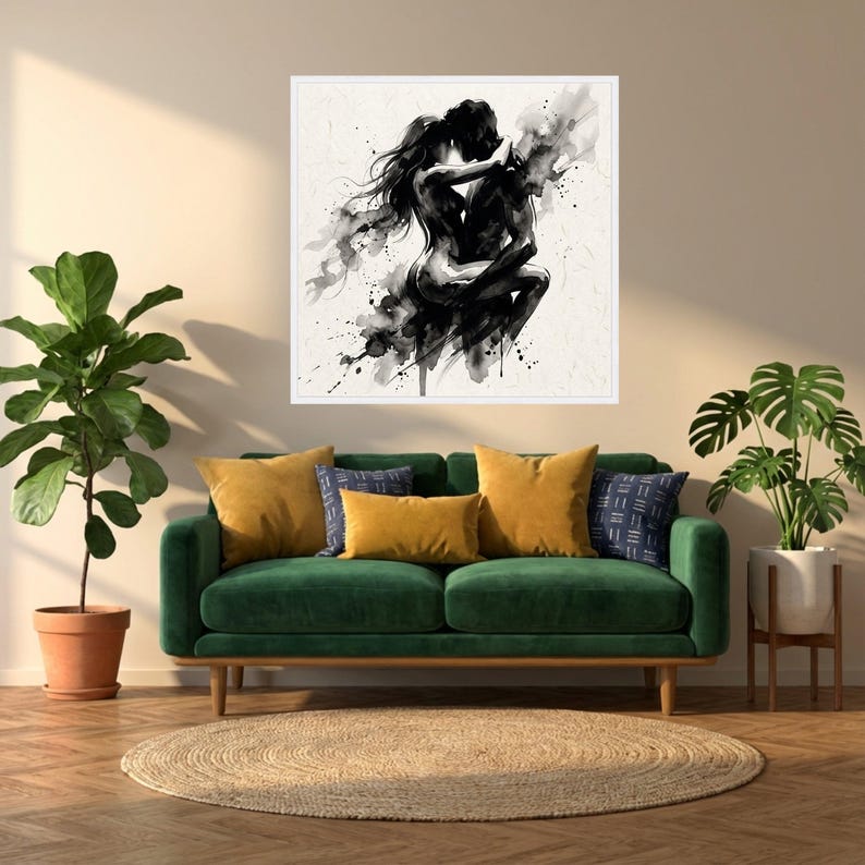Pareja apasionada abrazando una obra de arte, lienzo estilo tinta negra, arte romántico para pared, decoración íntima con siluetas, ilustración moderna de amor. imagen 4
