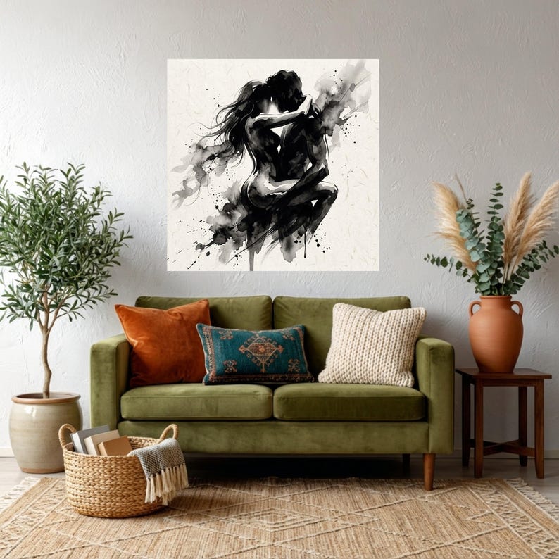 Pareja apasionada abrazando una obra de arte, lienzo estilo tinta negra, arte romántico para pared, decoración íntima con siluetas, ilustración moderna de amor. imagen 6