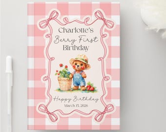 Puede incluir: Un diario a cuadros rosas y blancos con un marco decorativo. El marco contiene el texto "Charlotte's Berry First Birthday" y una ilustración de acuarela de un oso de peluche con peto sosteniendo una cesta de fresas. El diario también incluye el texto "Happy Birthday March 15, 2026".