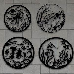 Puede incluir: Cuatro piezas de arte mural de metal negro con criaturas marinas: un pulpo, una tortuga marina, un pez payaso y un caballito de mar. Cada diseño está dentro de un marco circular. La parte inferior de la imagen muestra abreviaturas de tipos de archivo.